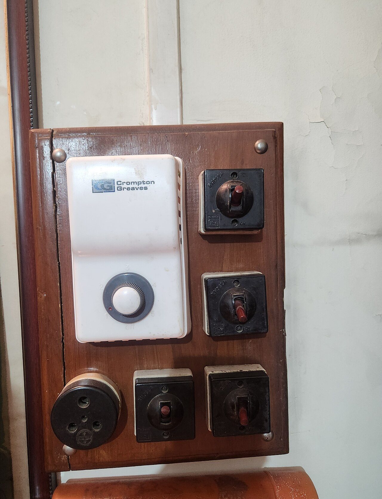 Cambiar un enchufe o un interruptor con total seguridad